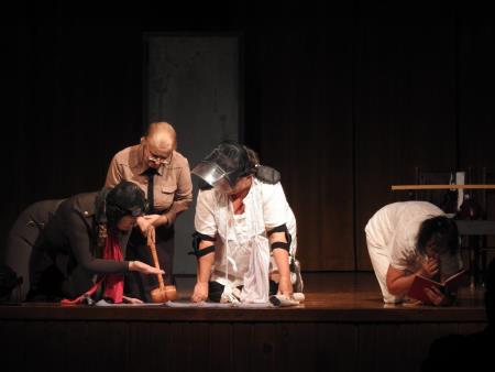 Gledališka predstava Babji parlament 8